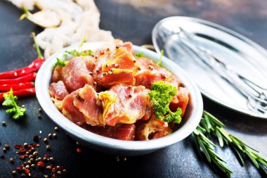 çiğ et baharatlar ile 