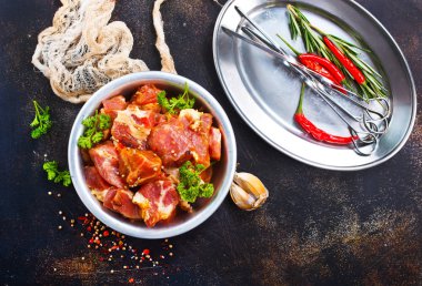 çiğ et baharatlar ile 