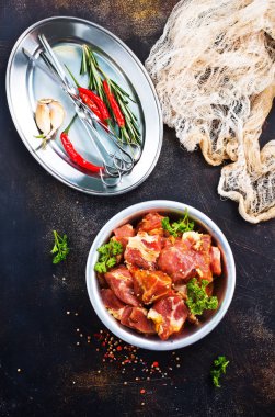 çiğ et baharatlar ile 