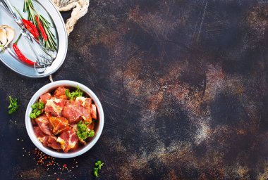 çiğ et baharatlar ile 