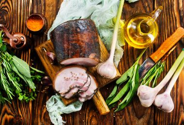 Baharat ile füme domuz yağı