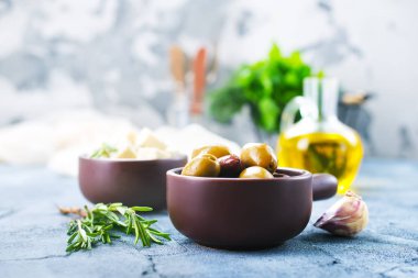 Kase içinde yeşil zeytin 