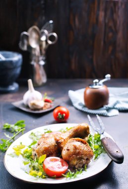 Kızarmış tavuk budu baharatlar ile