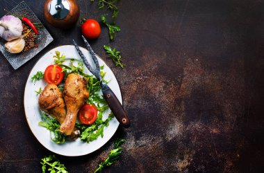 Kızarmış tavuk budu baharatlar ile