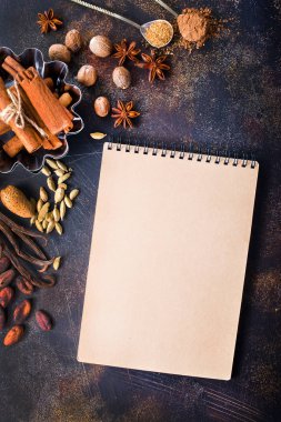 Not defteri baharatlarla aroması 