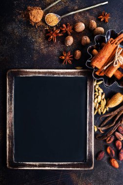 Kara tahta baharatlarla