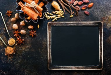 Kara tahta baharatlarla