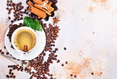 Kahve ve kahve çekirdeği.