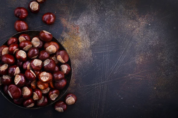 Castagne crude in piatto — Foto Stock