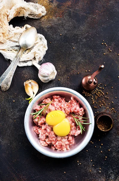 Carne picada com ovos crus — Fotografia de Stock