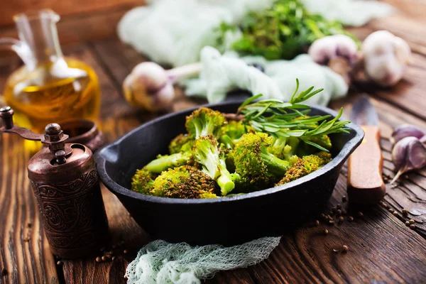 Broccoli with spices in bowl — Stock Photo, Image