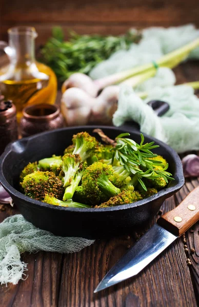 Broccoli with spices in bowl — Stock Photo, Image