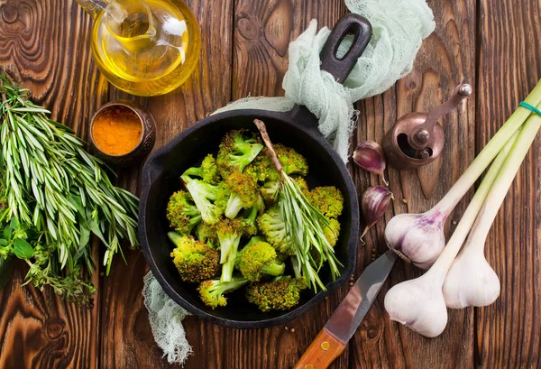 Broccoli with spices in bowl — Stock Photo, Image