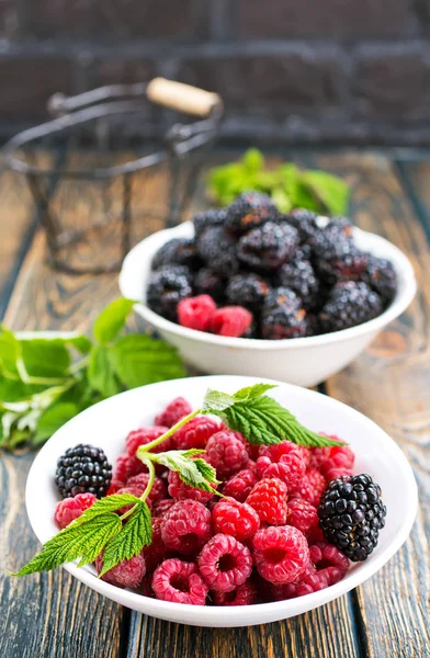 在碗中的新鲜树莓 — 图库照片