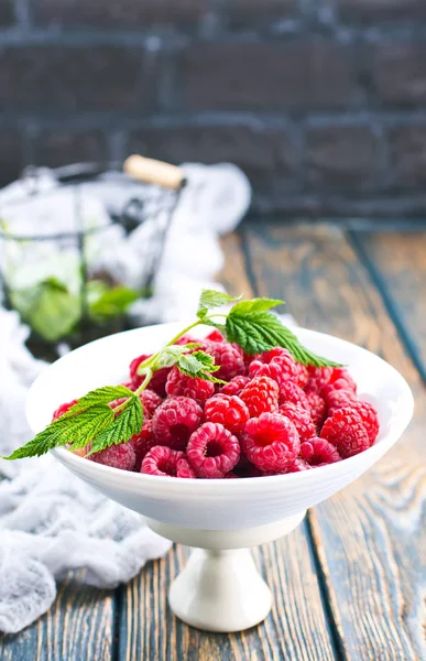 在碗中的新鲜树莓 — 图库照片