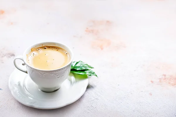 Varmt kaffe i vit kopp — Stockfoto