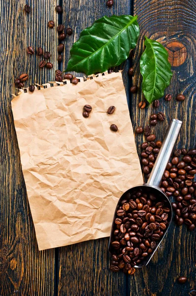 Chicchi di caffè e vecchia carta taccuino — Foto Stock