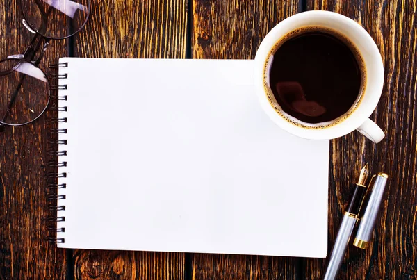 Kaffee in Tasse und Papier für Notiz — Stockfoto