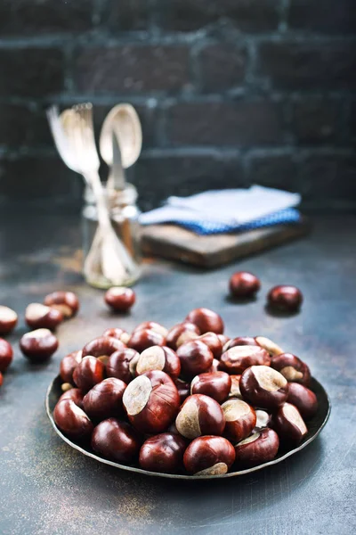 Castanhas em bruto em chapa — Fotografia de Stock