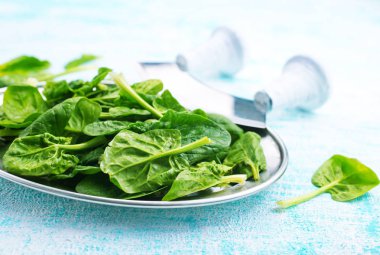 masada plaka üzerinde taze ıspanak yaprakları 