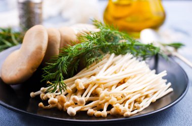 taze çiğ mantar plaka üzerinde ve bir tablo