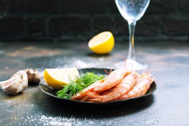 Limon ve dereotu ile pişmiş Karides tabağı 