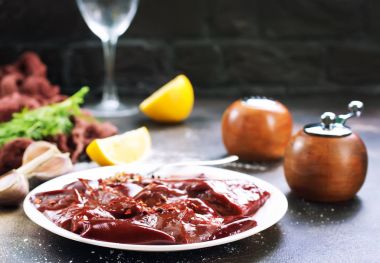 pişmemiş karaciğer koyu arka plan üzerinde tabakta görmek 