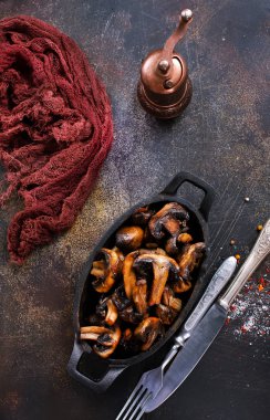 kase koyu arka plan üzerinde kızarmış yağlı mantar 