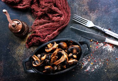 kase koyu arka plan üzerinde kızarmış yağlı mantar 