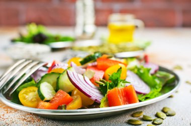 metal plaka tablo üzerinde taze sebze salatası 