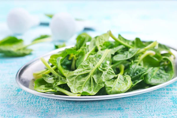 Foglie Spinaci Freschi Sul Piatto Sul Tavolo — Foto Stock