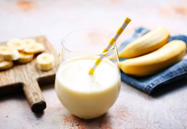 Zbliżenie Banana Smoothie Szkło Stole — Zdjęcie stockowe