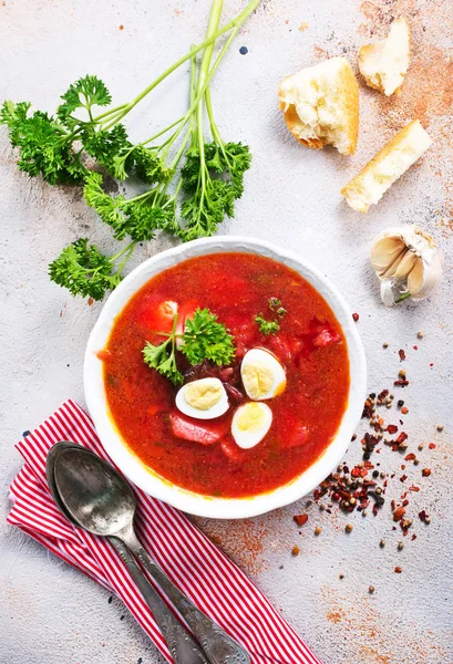 Borscht Tradicional Ucraniano Sopa Remolacha Roja Con Huevos Cocidos Mesa — Foto de Stock