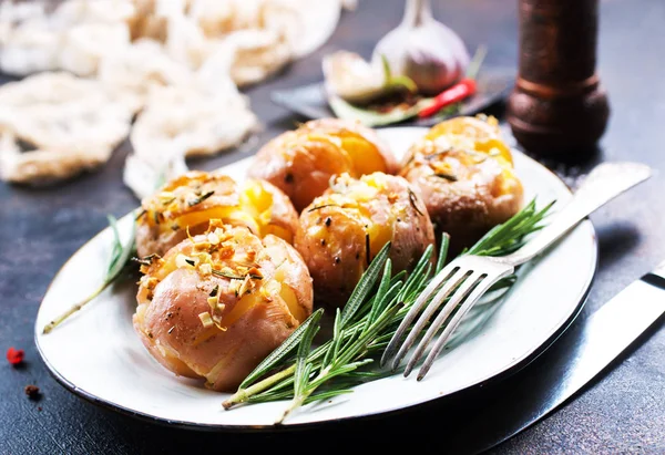 Patate Forno Con Spezie Rosmarino Fondo Scuro — Foto Stock