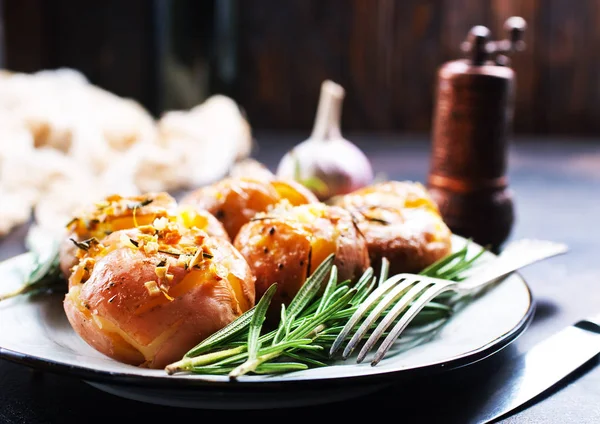 Bratkartoffeln Mit Gewürzen Und Rosmarin Auf Dunklem Hintergrund — Stockfoto