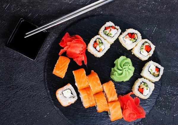 Rollos Sushi Japonés Sobre Fondo Oscuro — Foto de Stock