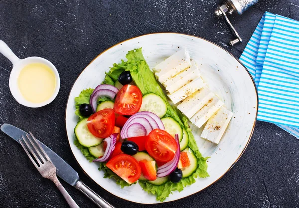 Grekisk Sallad Tallrik Färska Grönsaker Med Fetaost Bord — Stockfoto