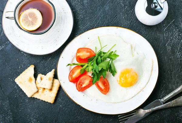 Oeuf Frit Avec Tomates Fraîches Sur Assiette Blanche — Photo