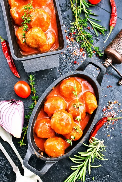 Nahaufnahme Von Frikadellen Mit Tomatensauce Auf Dem Tisch — Stockfoto