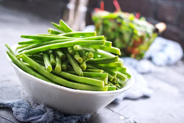 Haricots Verts Dans Bol Feuilles Fraîches Mangue Sur Table — Photo