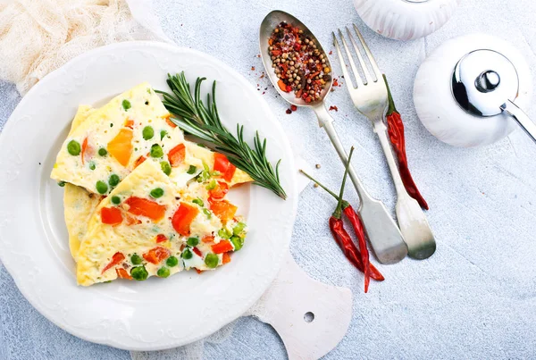 Omelette Aux Légumes Petit Déjeuner Sur Une Table — Photo