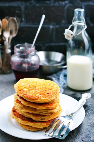 Stack Läckra Pannkakor Tallrik Bordet — Stockfoto