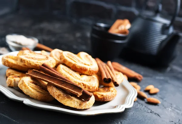 Kekse Mit Zimt Mandeln Und Zucker Auf Teller — Stockfoto