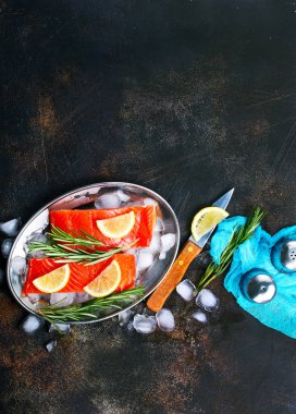 Tablo taze limon ve buz küpleri ile Çiğ somon 