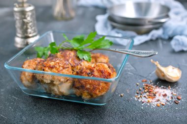 kızarmış tavuk pirzola masada cam kapta 