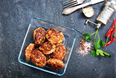 kızarmış tavuk pirzola masada cam kapta 