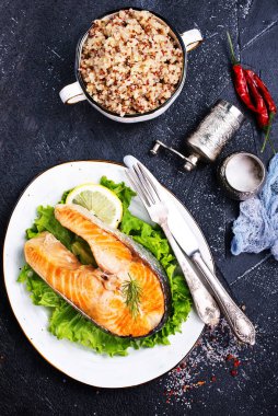plaka ve quinoa bir tablo üzerinde kızarmış som balığı