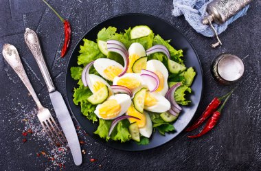 tablo üzerinde siyah plaka üzerinde haşlanmış yumurta salatası 