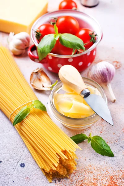 Ruwe Spaghetti Pasta Met Verse Tomaten Parmezaanse Kaas — Stockfoto