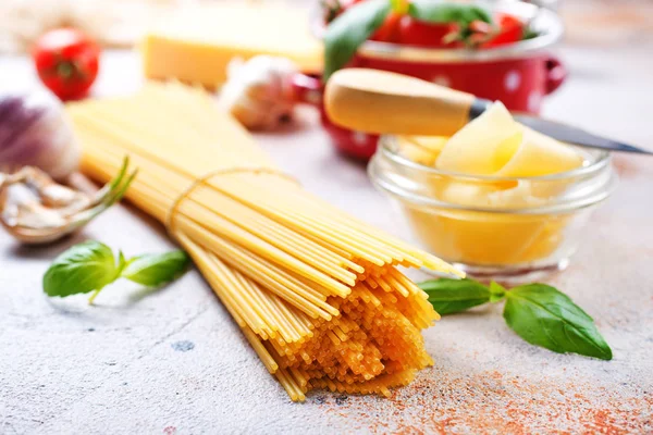 Сырая Спагетти Паста Свежими Помидорами Сыром Пармезан — стоковое фото